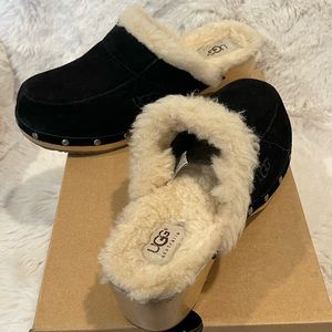 Ugg shoes size 8 in Black suede lined with shearling on wooden footbeds.